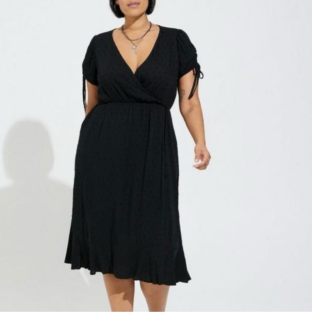 Torrid Black Swiss Dot Surplice Midi Dress Size 3 w/Pockets. Short Sleeve Dress.